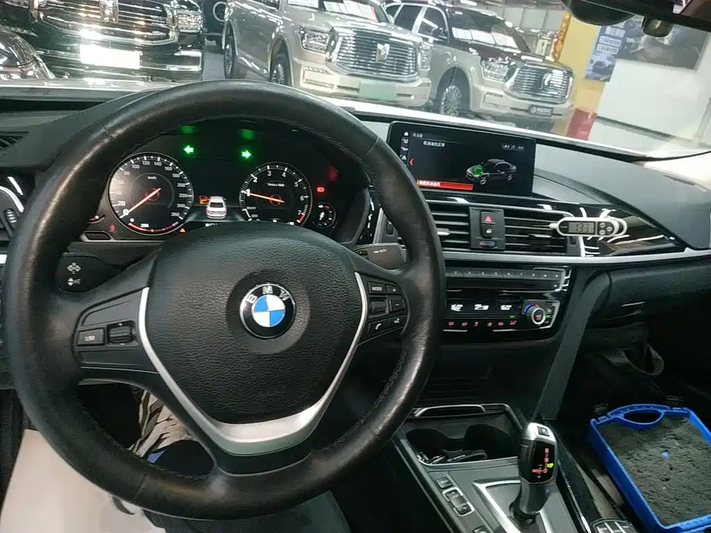 BMW 3 Series 2018 — фото 10