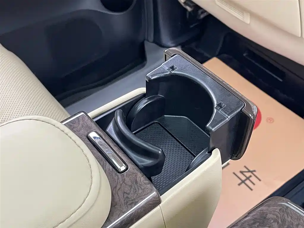Toyota Alphard 2023 — фото 33