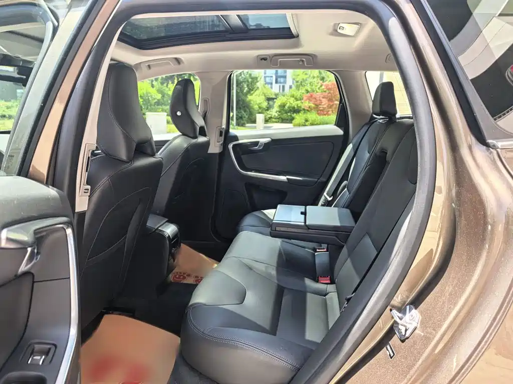 Volvo XC60 2017 — фото 24