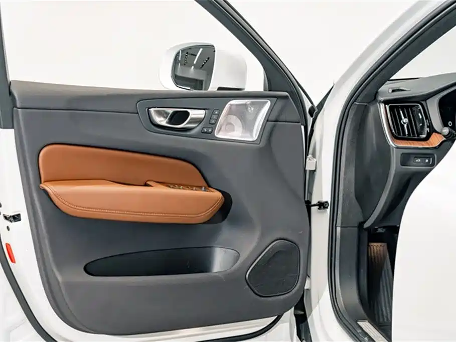 Volvo XC60 PHEV 2025 — фото 19