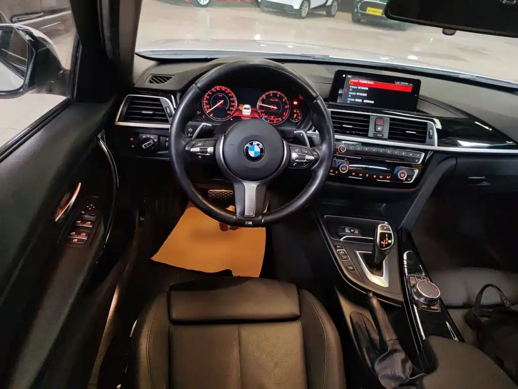 BMW 3 Series 2018 — фото 11