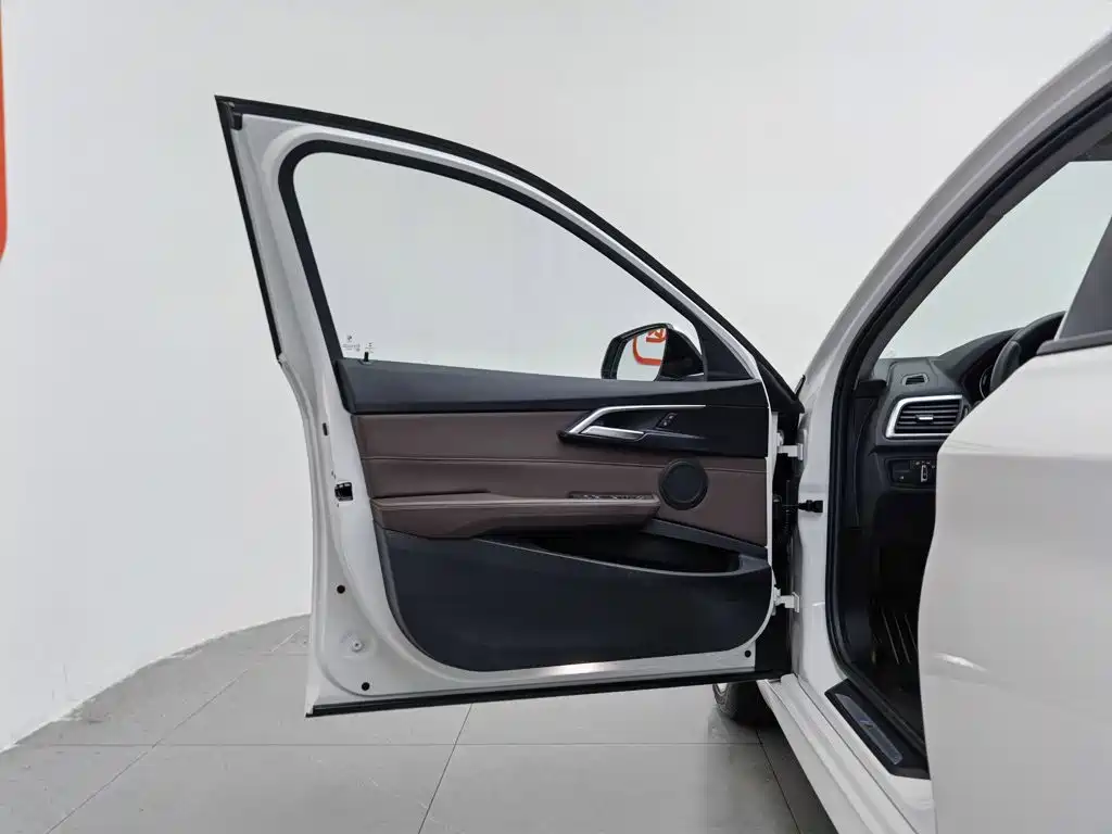 BMW 1 Series 2019 — фото 8