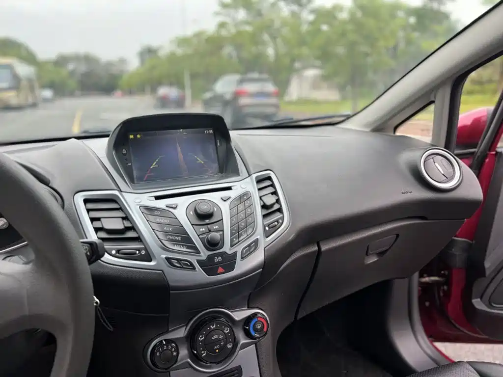 Ford Fiesta 2015 — фото 10