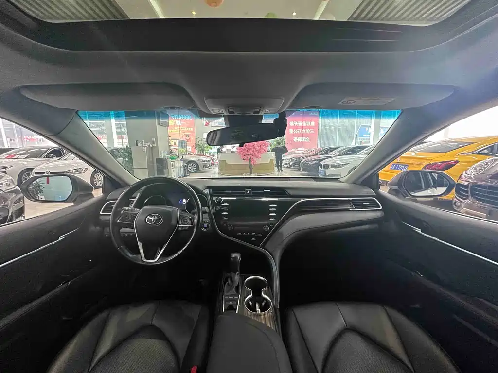 Toyota Camry 2019 — фото 10