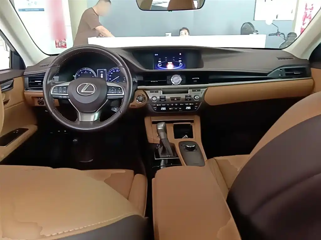 Lexus ES 2016 — фото 10