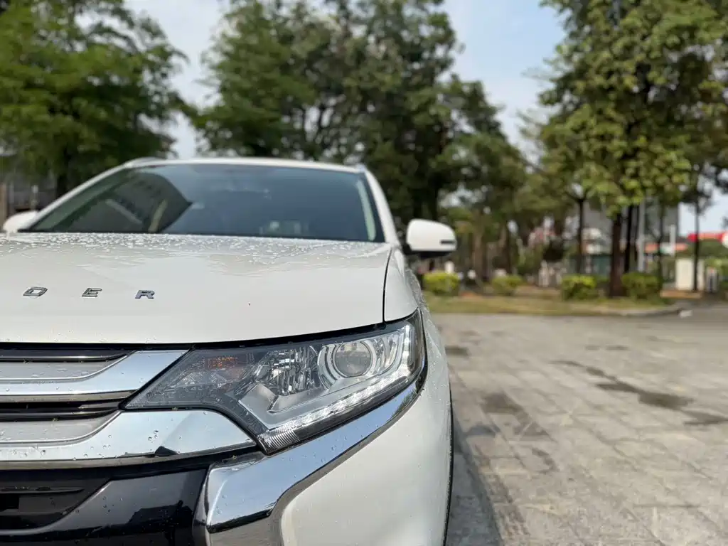 Mitsubishi Outlander 2018 — фото 15