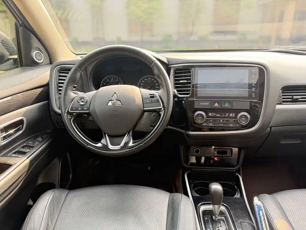 Mitsubishi Outlander 2018 — фото 9