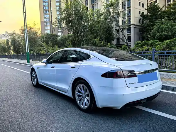 Tesla Model S 2016