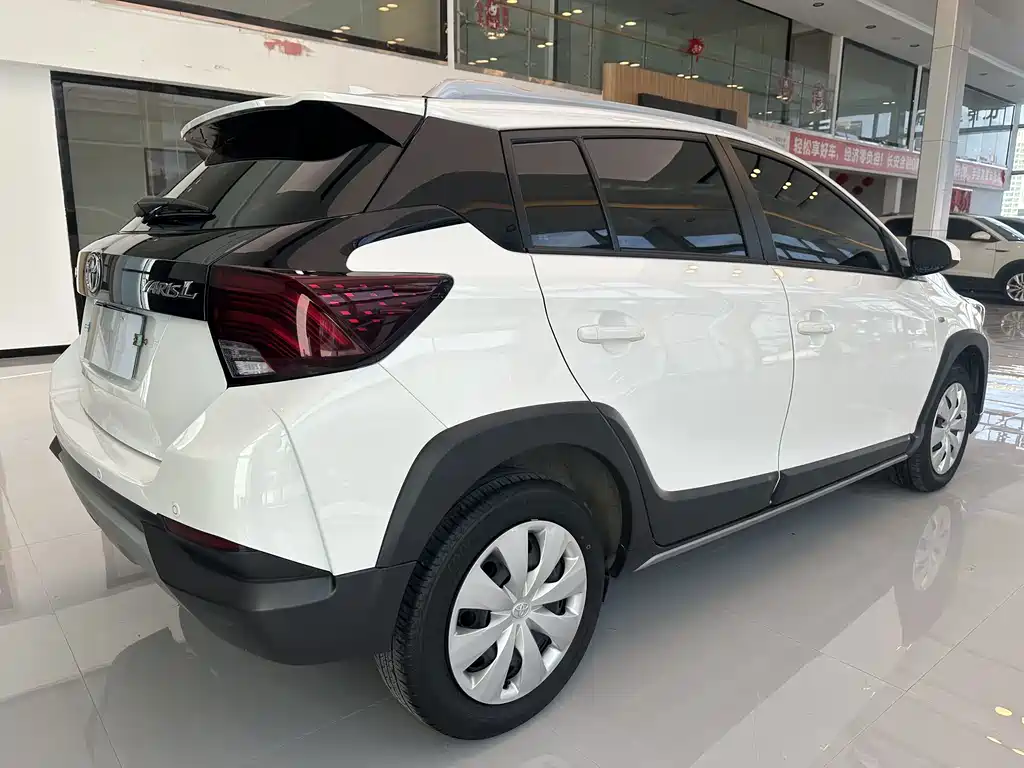 Toyota Yaris L 2022 — фото 5