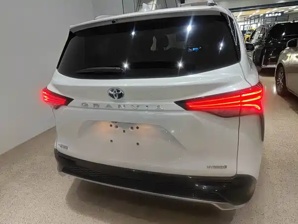 Toyota Granvia 2023