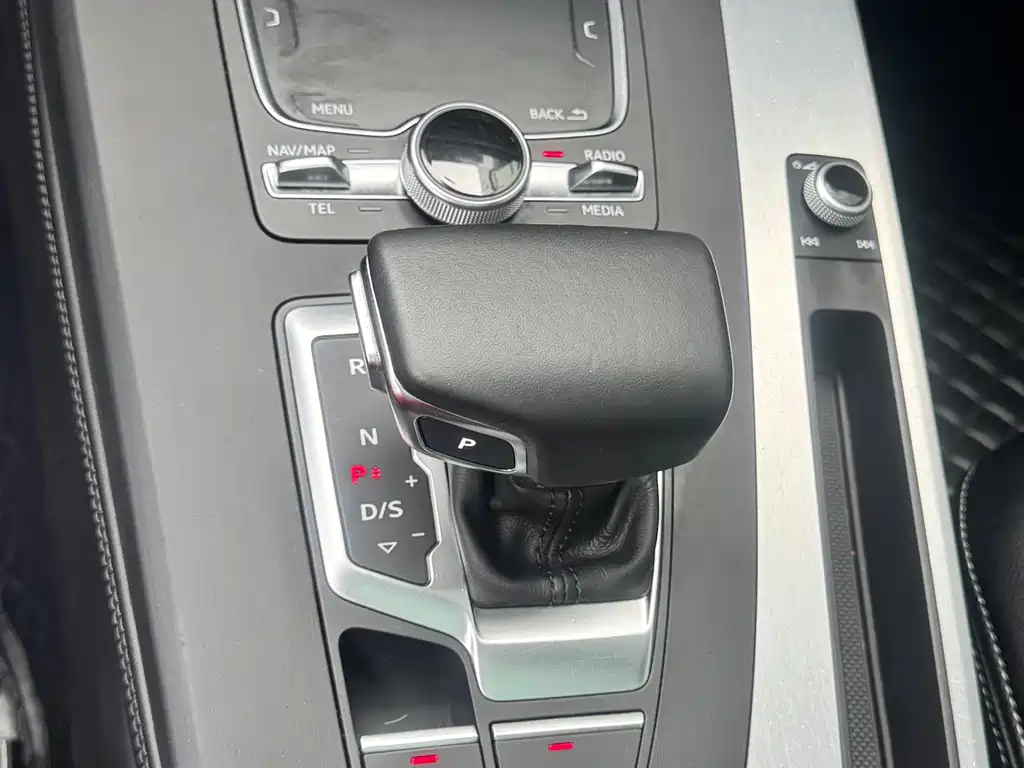 Audi Q5L 2018 — фото 15