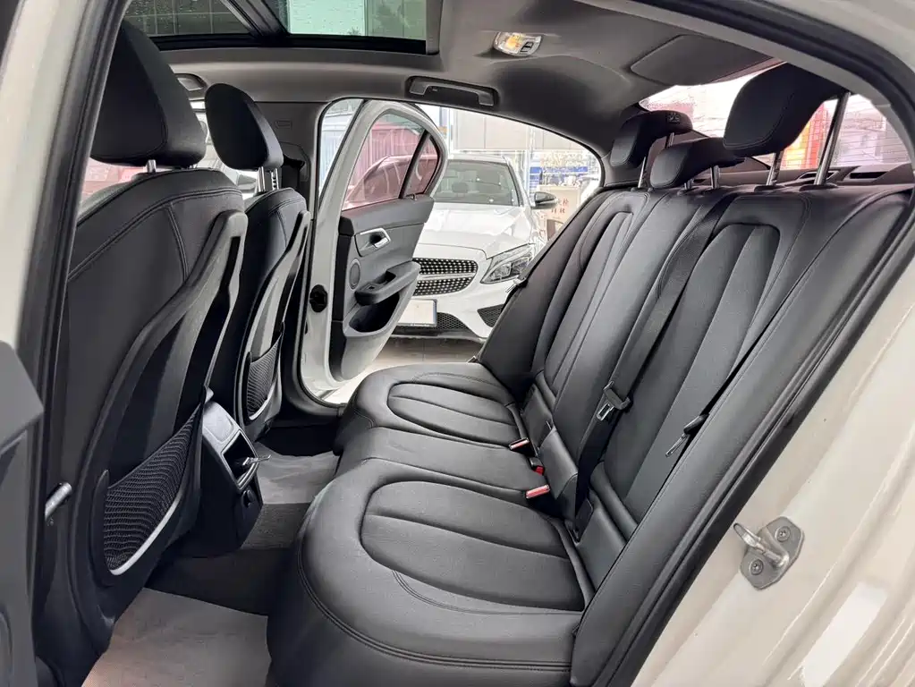 BMW 1 Series 2018 — фото 15