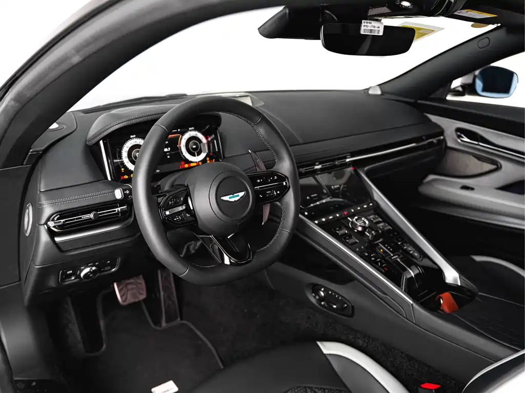 Aston Martin DB12 — фото 11