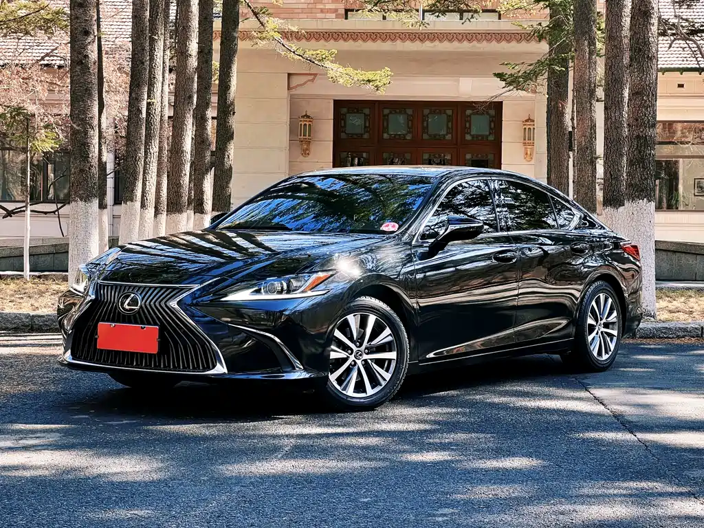 Lexus ES 2019 — фото 1