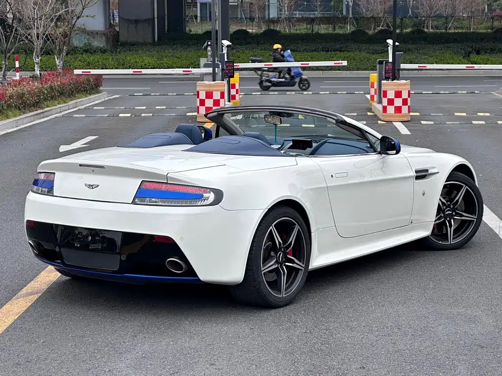 Aston Martin V8 Vantage 2018 — фото 14
