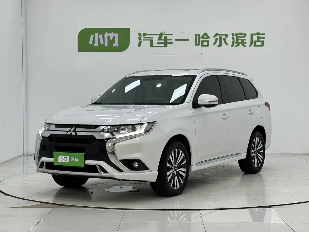 Mitsubishi Outlander 2022 — фото 1