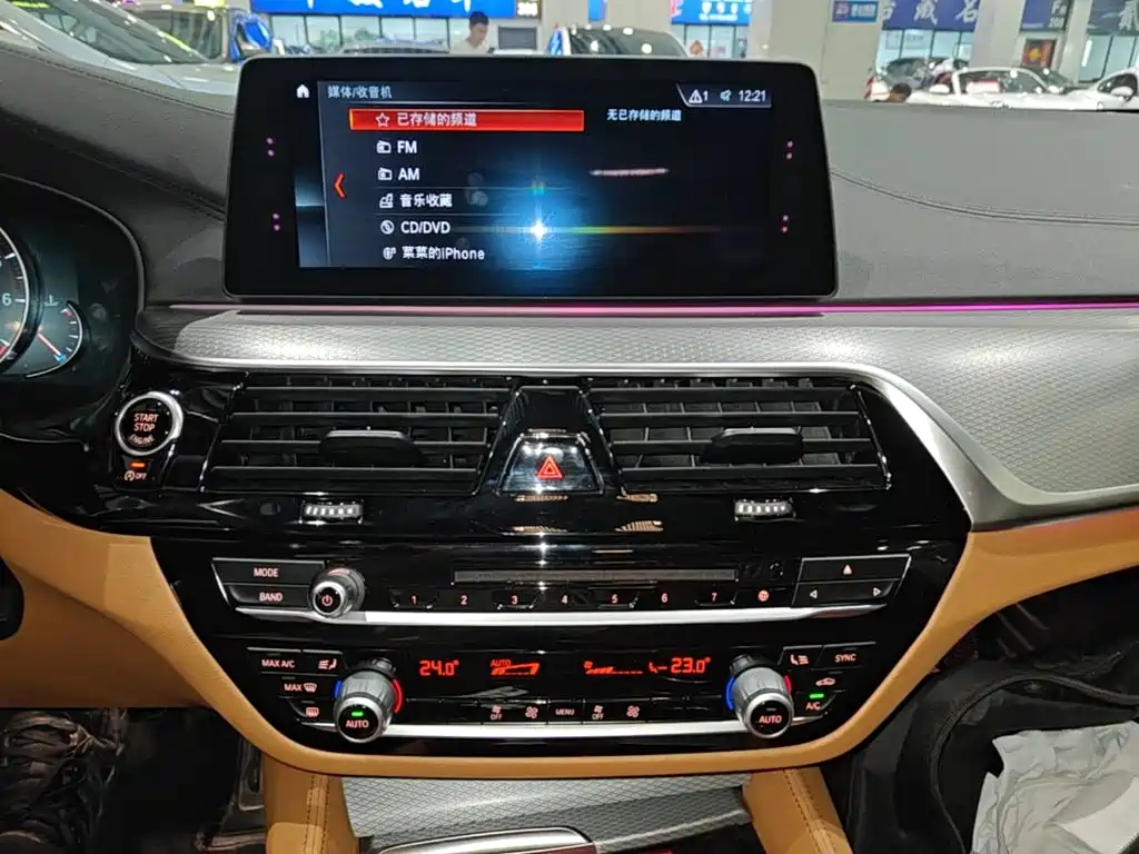 BMW 5 Series 2018 — фото 13