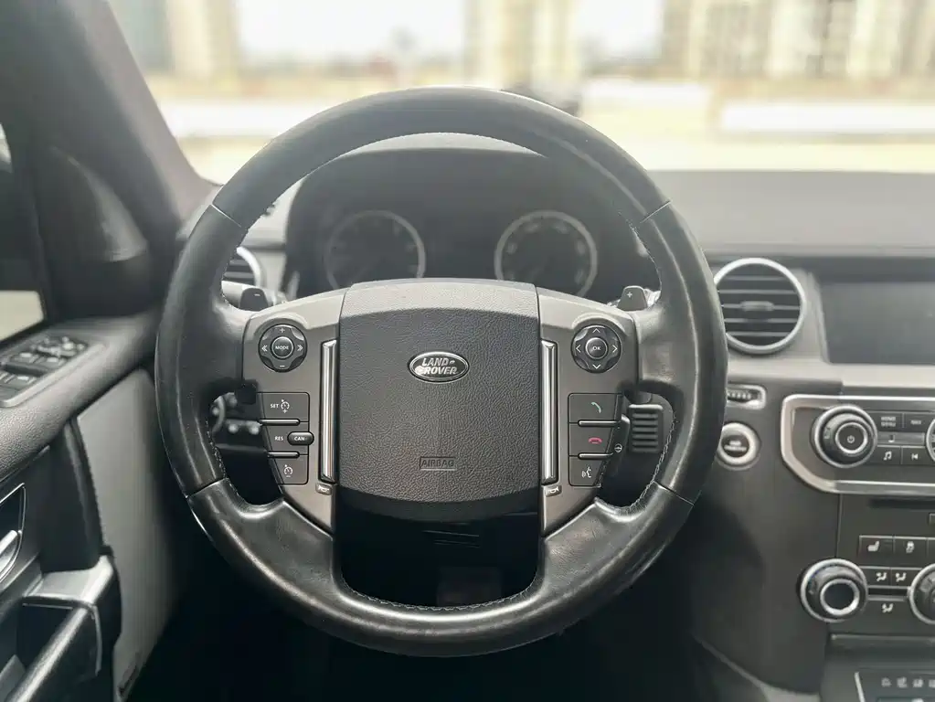Land Rover Discovery 2015 — фото 14