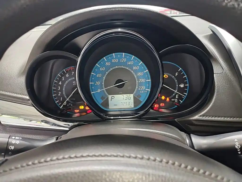 Toyota Yaris L 2015 — фото 12
