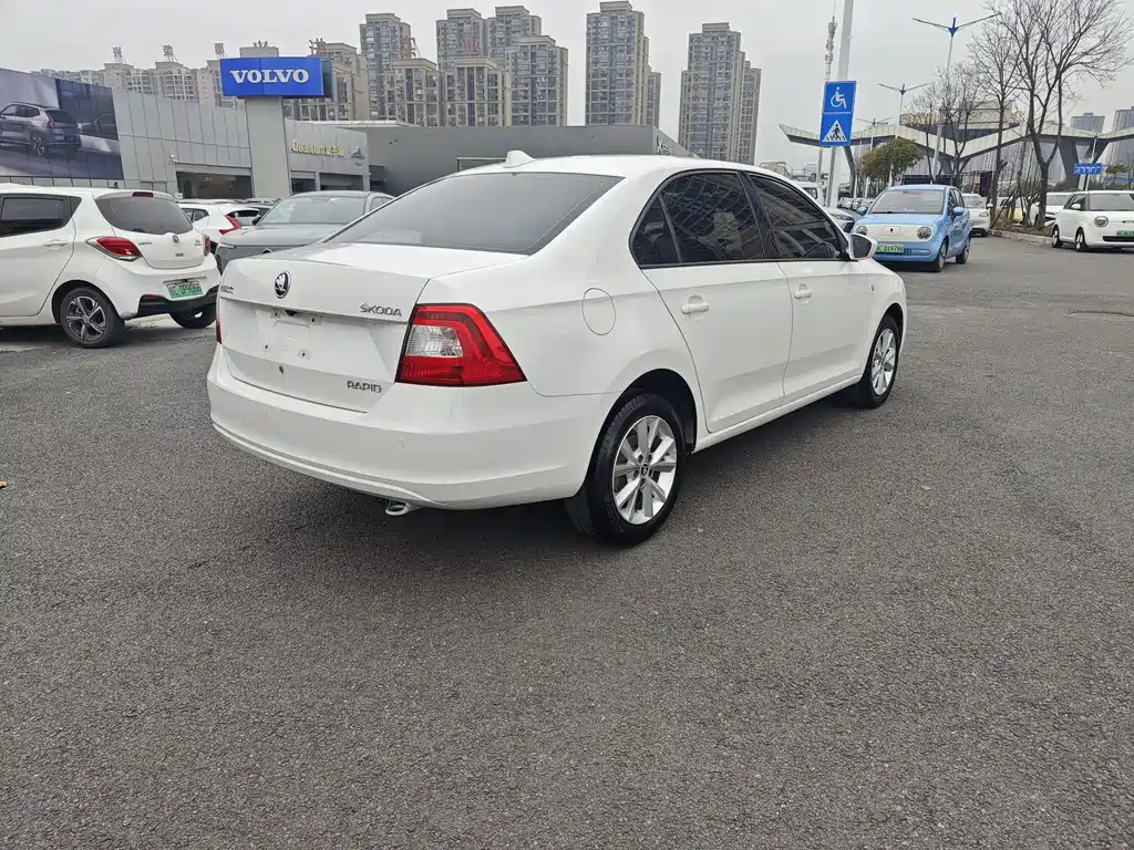 Skoda Rapid 2015 — фото 4
