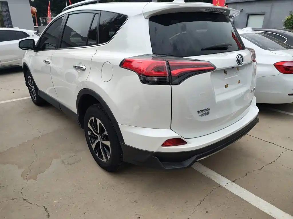 Toyota RAV4 2018 — фото 7