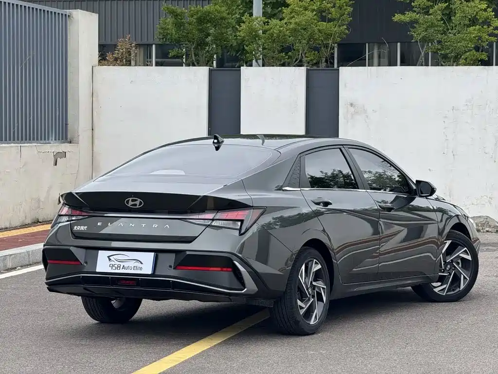 Hyundai Elantra 2023 — фото 11