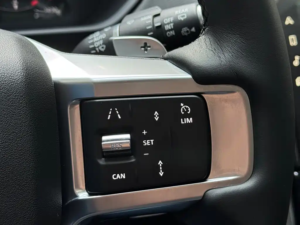 Land Rover Discovery 2023 — фото 28