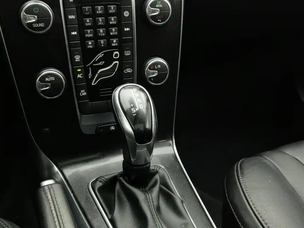 Volvo V40 2018 — фото 13