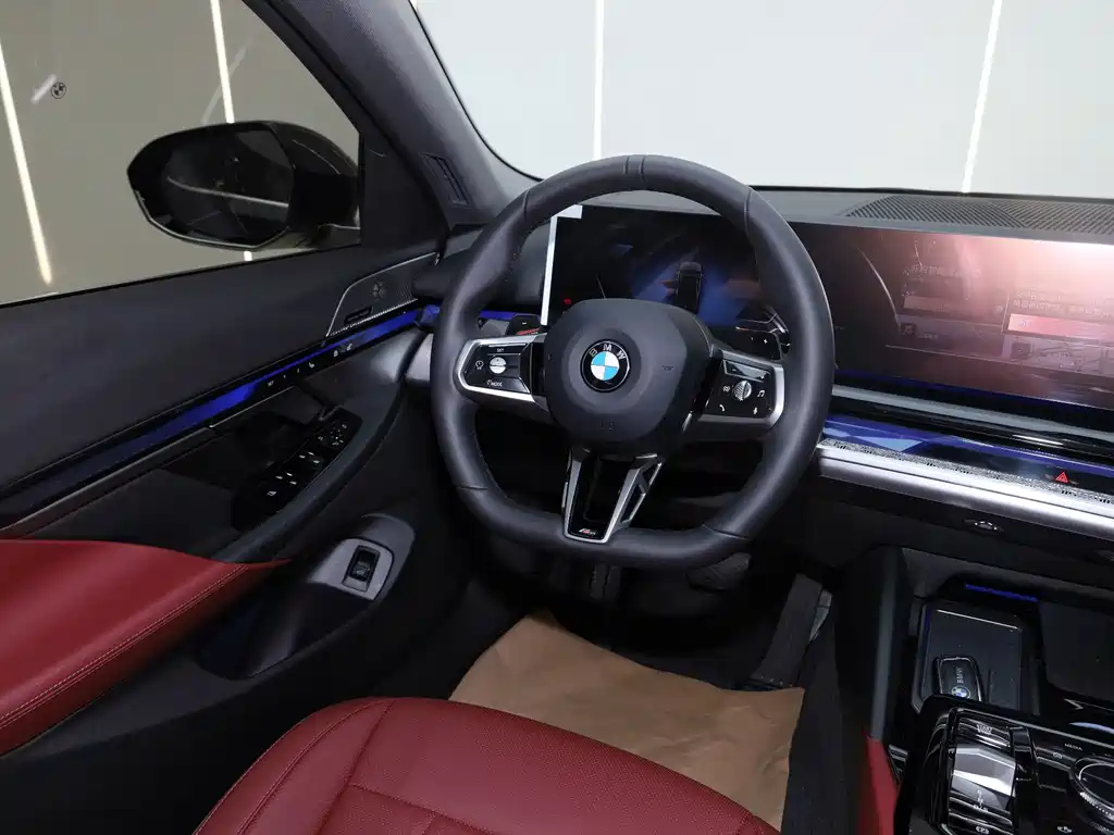 BMW 5 Series 2025 — фото 11