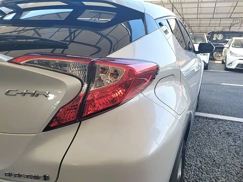 Toyota C-HR EV 2022 — фото 8