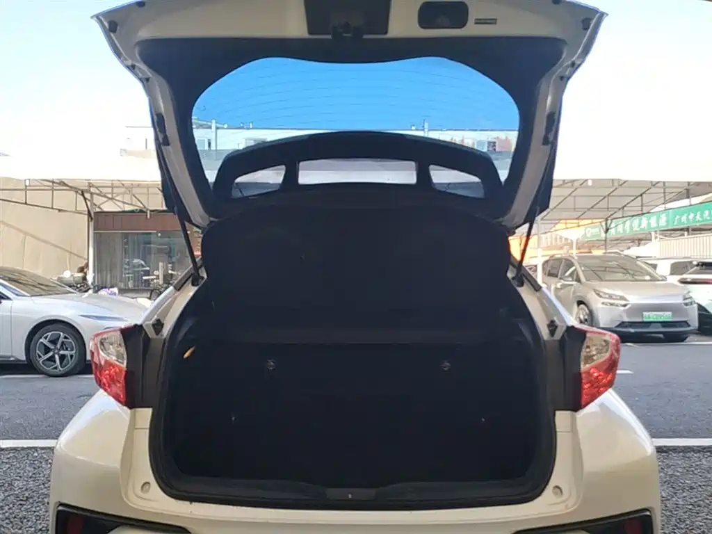 Toyota C-HR EV 2022 — фото 19