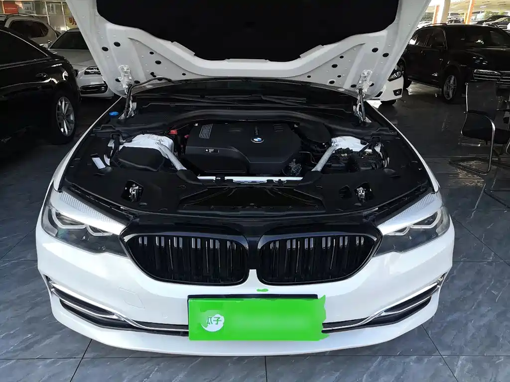 BMW 5 Series 2019 — фото 10