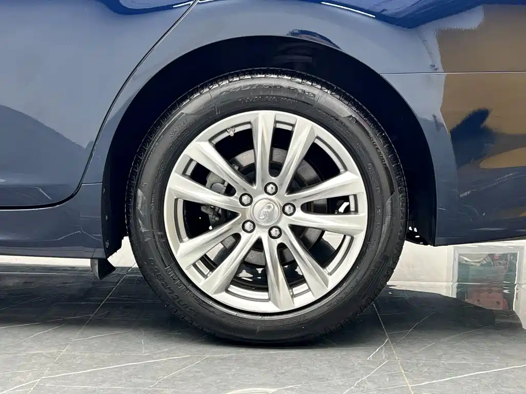 Infiniti Q70 2017 — фото 23