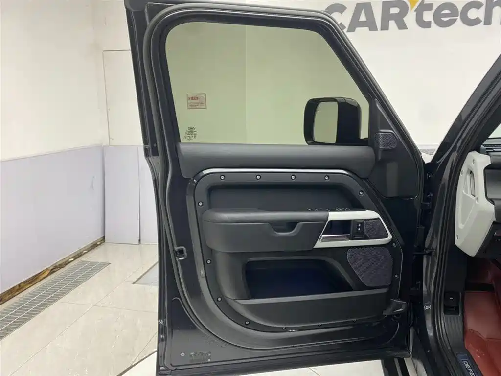 Land Rover Defender 2023 — фото 17
