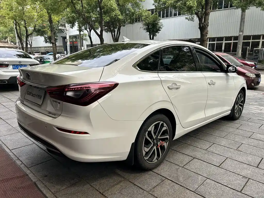 Changan Eado 2018 — фото 10