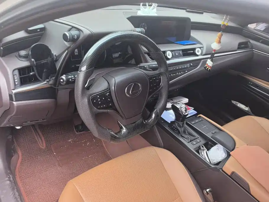 Lexus ES 2019 — фото 12