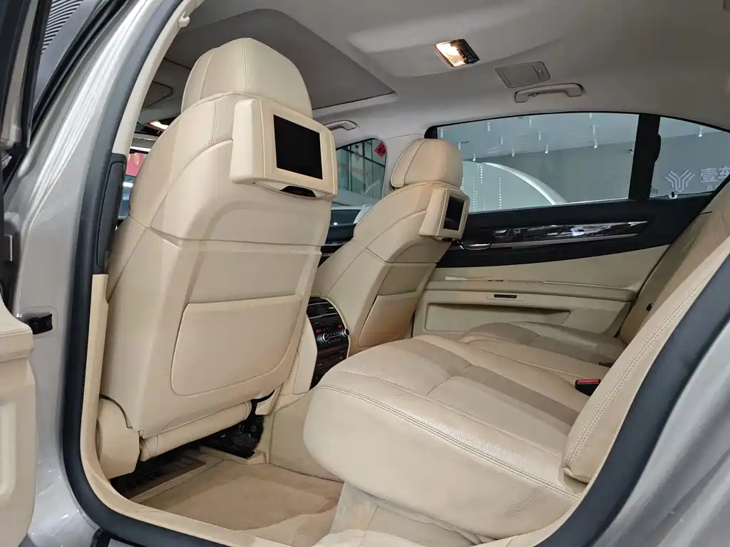 BMW 7 Series 2010 — фото 19