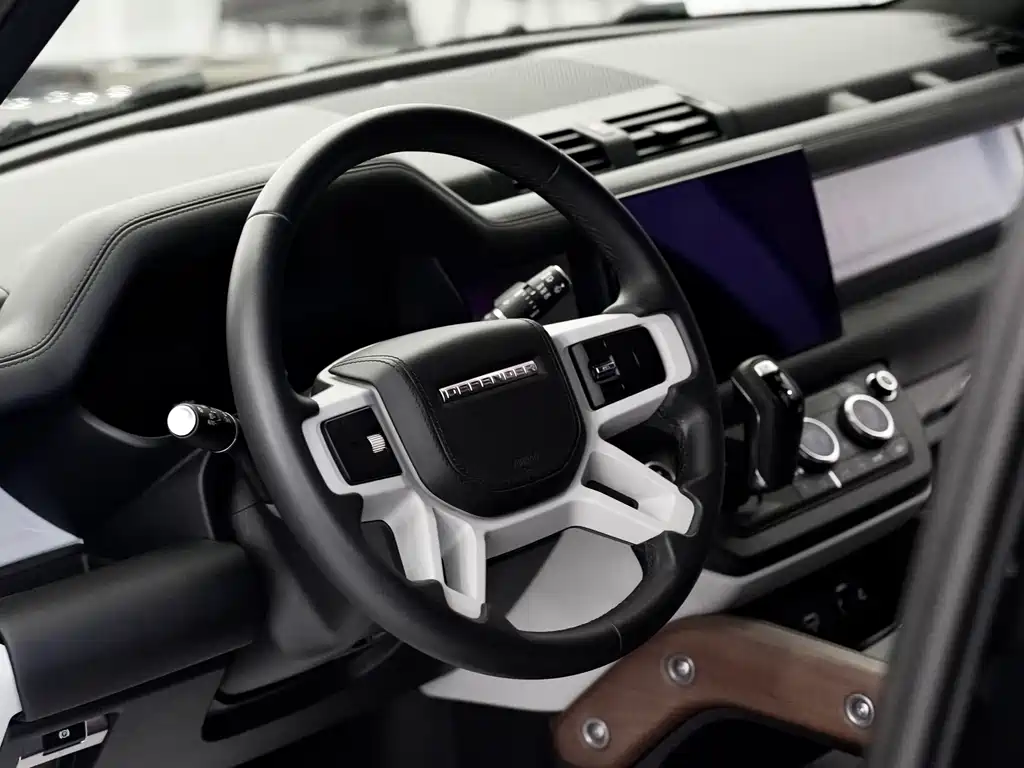 Land Rover Defender 2023 — фото 13