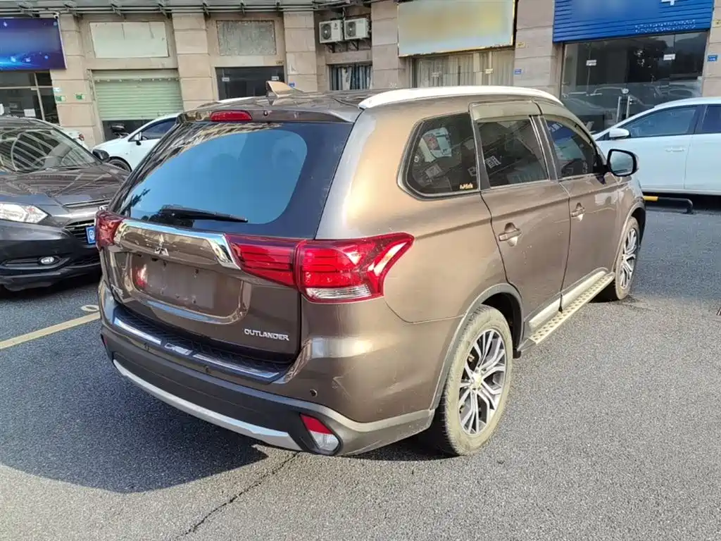 Mitsubishi Outlander 2018 — фото 7