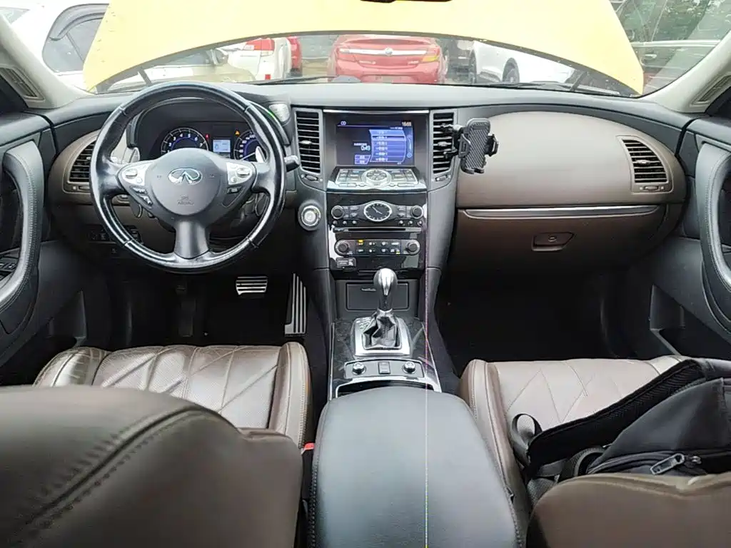 Infiniti QX70 2016 — фото 10