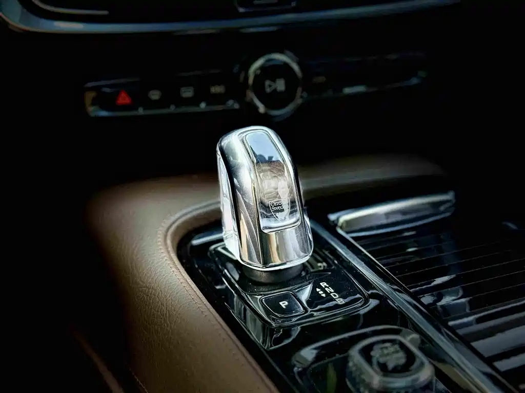 Volvo S90 Plug-In Hybrid 2018 — фото 17