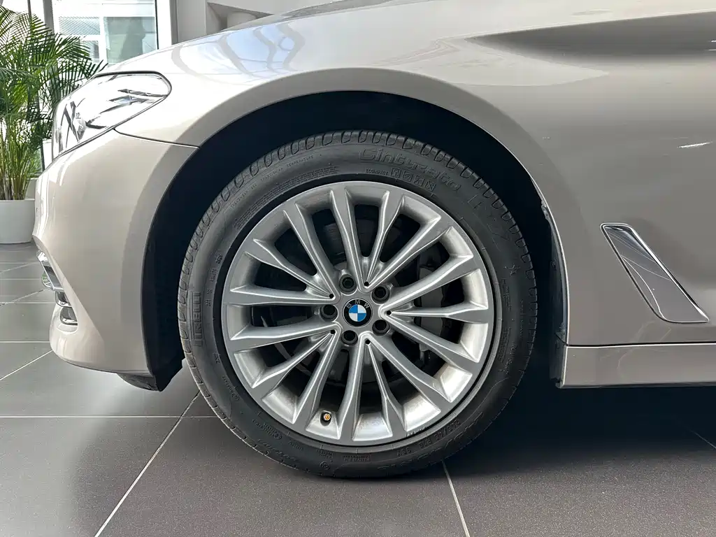 BMW 5 Series 2019 — фото 16