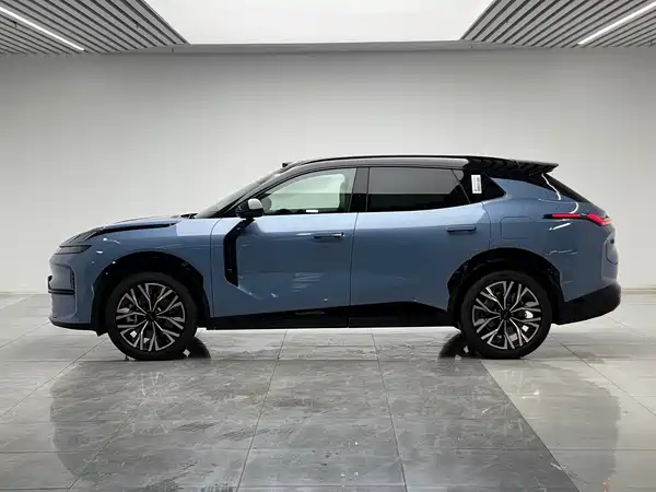 Lynk & Co 08 EM-P 2025