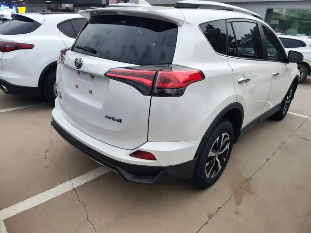 Toyota RAV4 2018 — фото 5