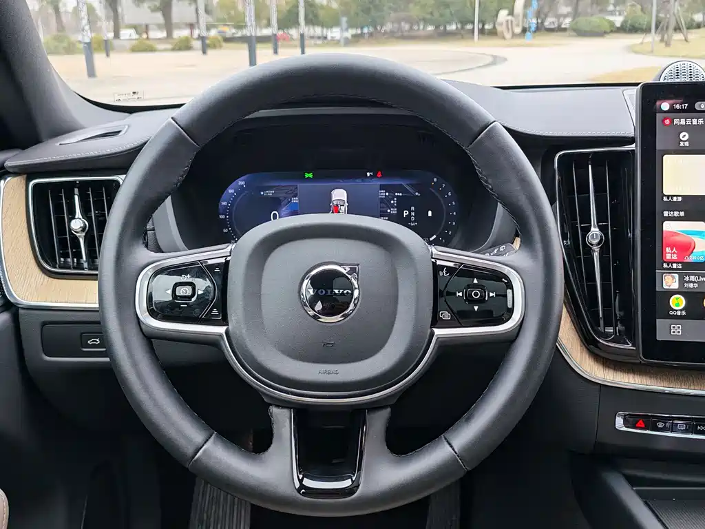 Volvo XC60 2025 — фото 30