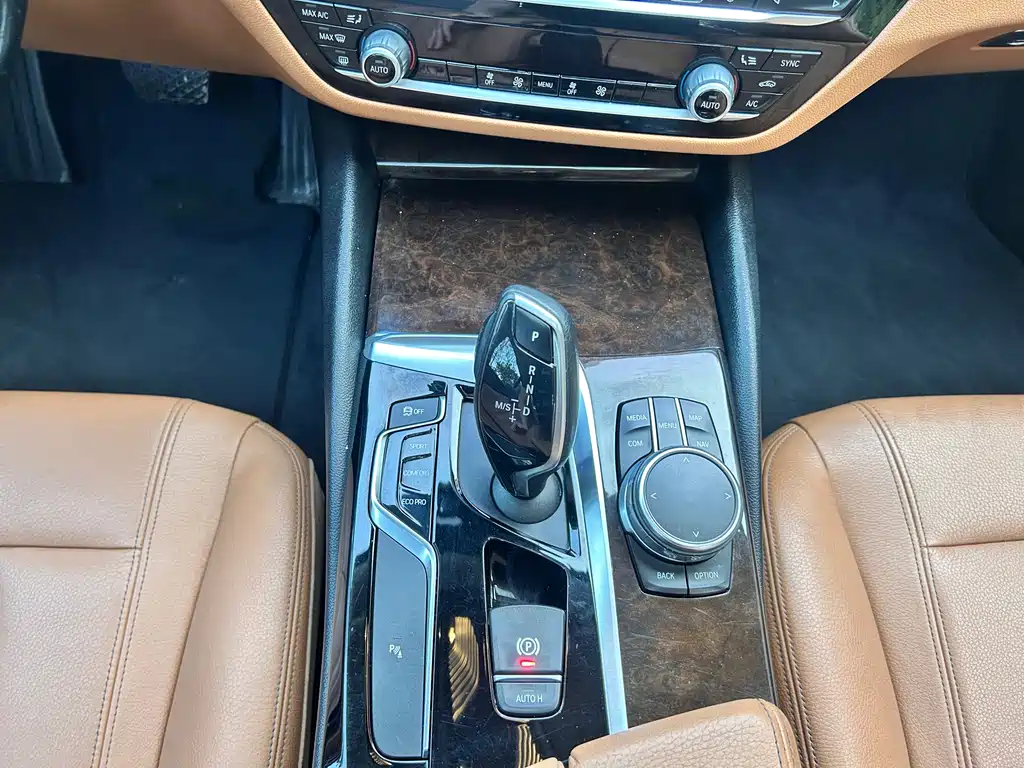 BMW 5 Series 2017 — фото 17