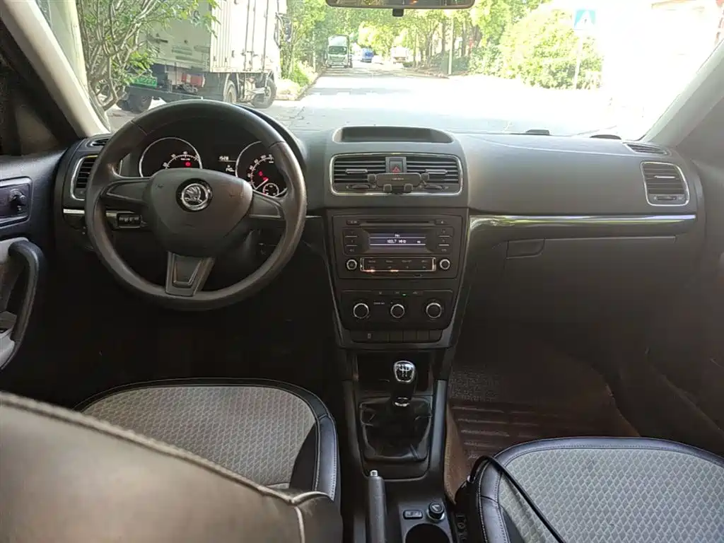 Skoda Yeti 2015 — фото 13