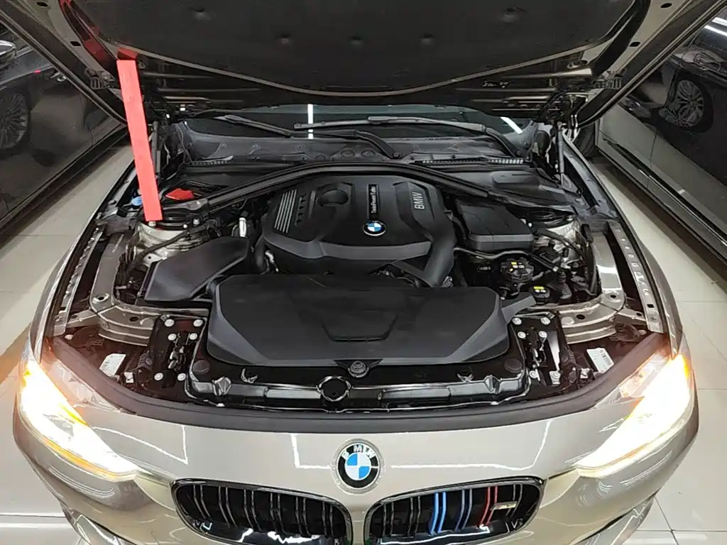 BMW 3 Series 2018 — фото 20