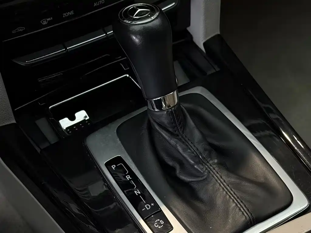 Mercedes-Benz E-Class 2010 — фото 20