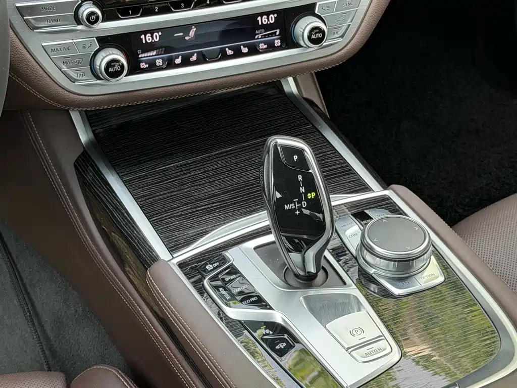 BMW 7 Series 2018 — фото 10